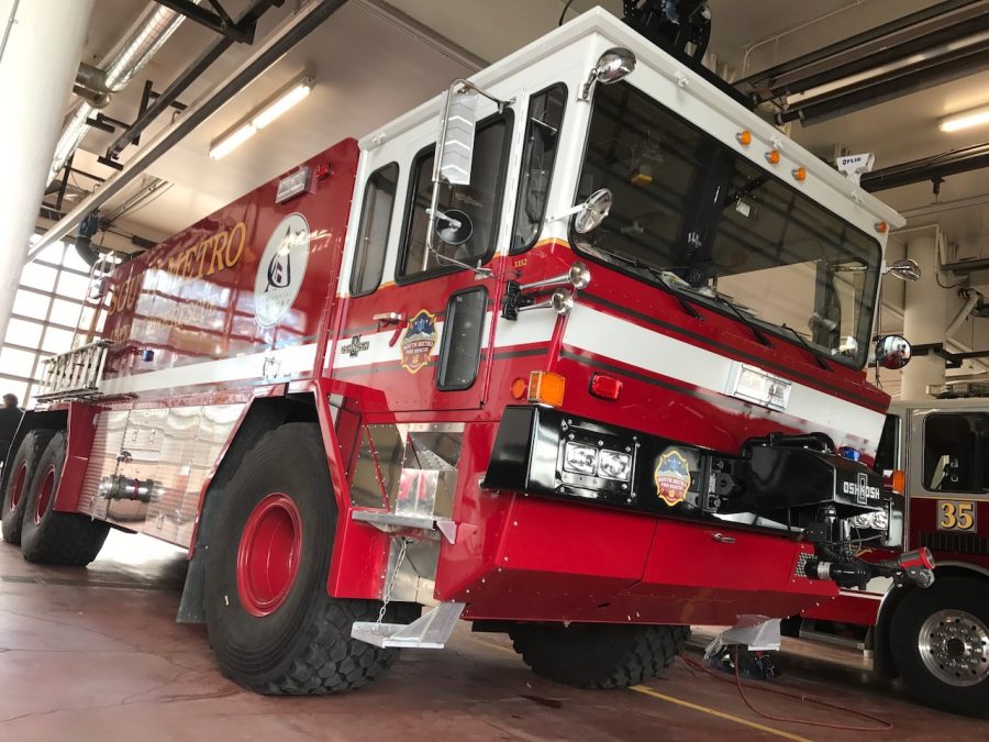 The Oshkosh X Airport Fire Truck Let S See Those Water Cannons Ultimate Truck Wash Video