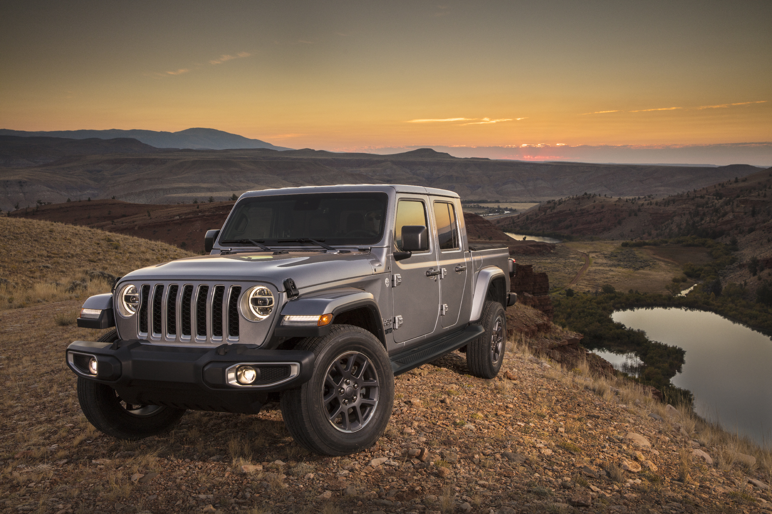 AskTFL: Want to Buy a Jeep Gladiator, But How Does It Compare In Turning  Radius and Maneuverability? Midsize Truck Expert Buyer's Guide - The Fast  Lane Truck