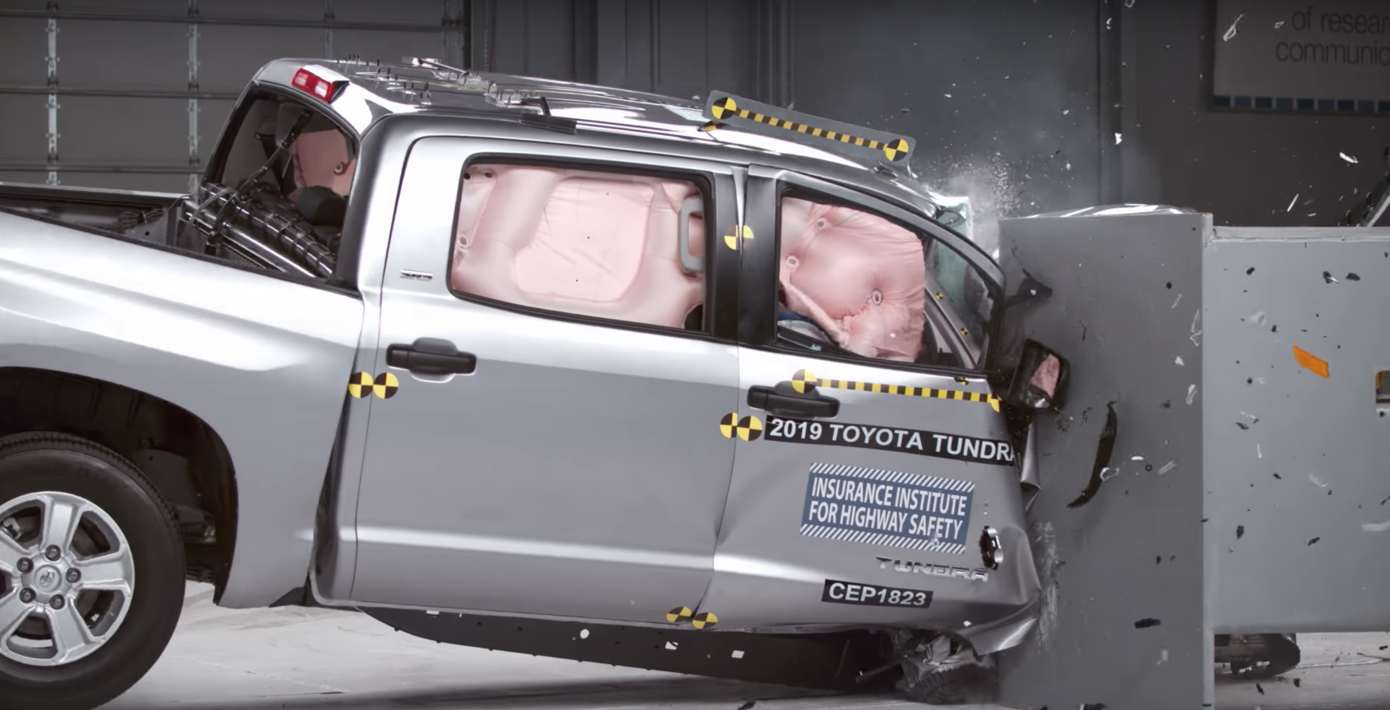 Краш тест 2019. Toyota Tundra краш тесты. Краш тест IIHS 1996. Тойота тундра краш тест. Машина для краш теста грузовиков.