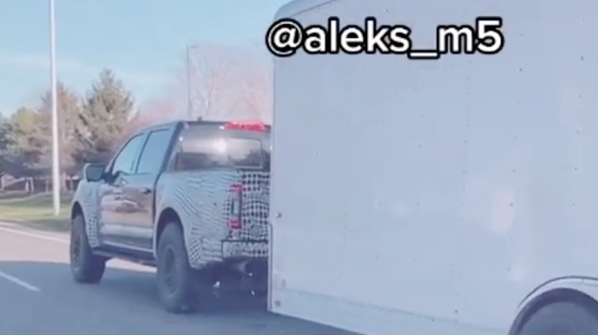 2022 ford raptor v8 towing a large trailer